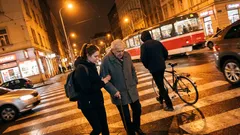 Pomohla jsem dědovi na přechodu. Než jsme došli na chodník, moje kolo zmizelo