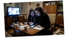 Životní historka: Rok jsme šetřili na vysněný dárek rodičům. Jeden titulek v TV všechno změnil