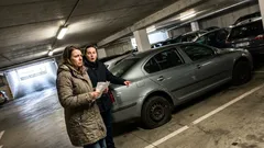 Po šíleném dni v kanceláři jsem v garážích našla na svém autě vzkaz