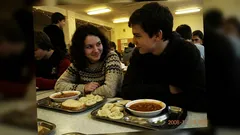 Sedla jsem si k nejtiššímu klukovi ve školní jídelně. Pak vytáhl ten pupínek