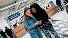 Máma mě nechala jít v obchodě samotnou. O pět minut později…