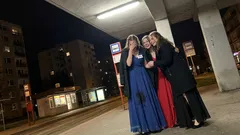 Na vysokoškolský ples jsem vyrazila v šatech snů. Cesta autobusem je navždy poznamenala